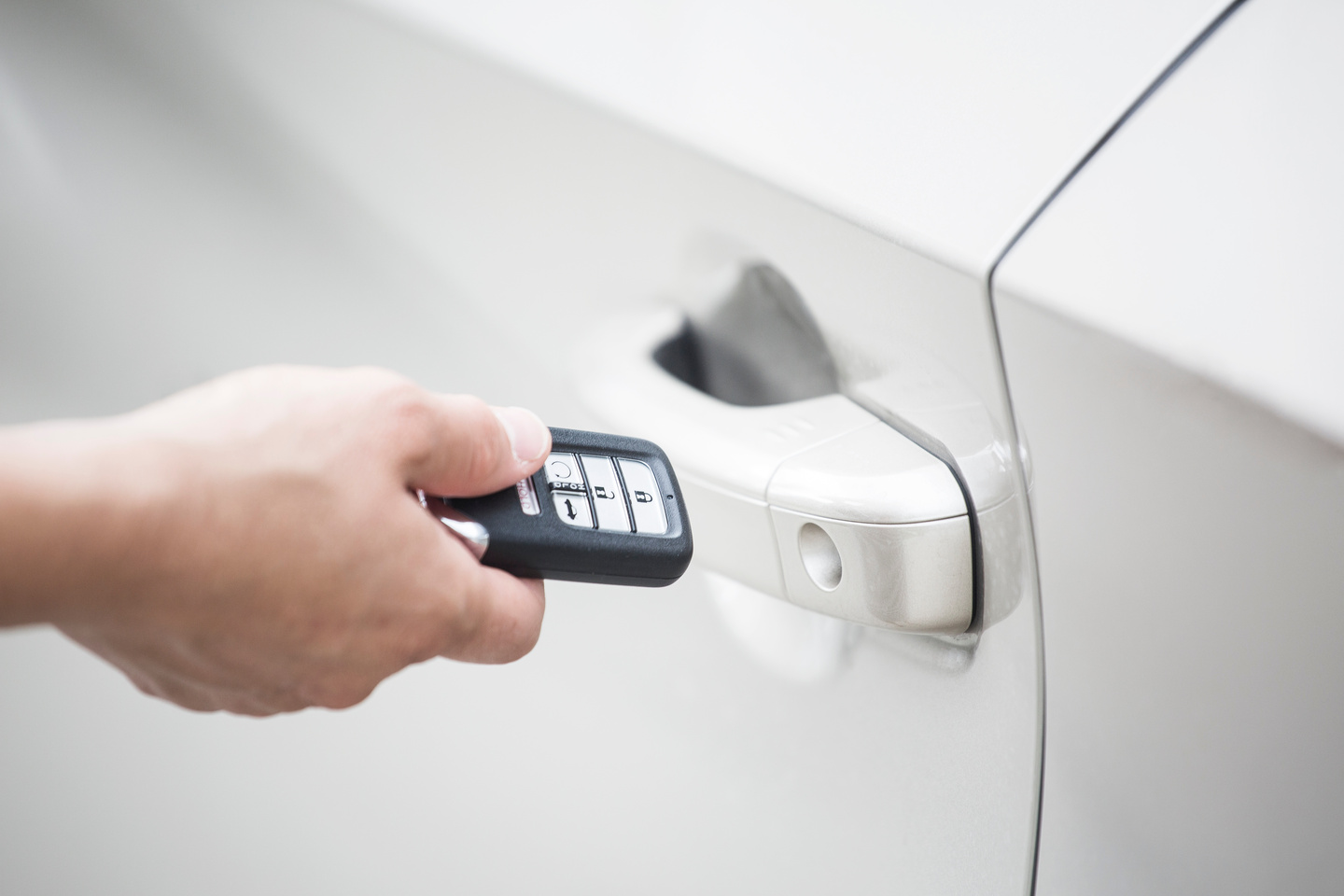how much does a locksmith charge to program a key fob
